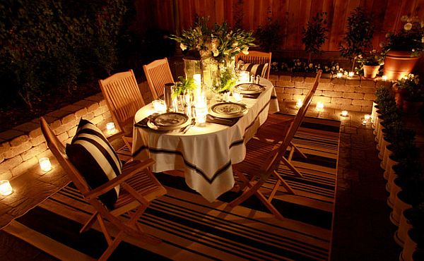 Outdoor-dining-table-decor-with-candles-and-fancy-rug